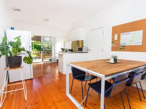 Cute coastal cottage. Two min drive to beach - Image 2