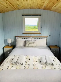 Red darren luxury hut - Image 4