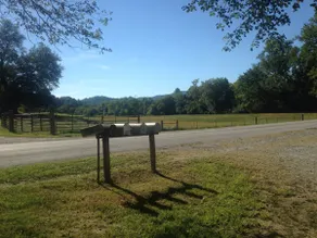 Charming farm cottage near downtown - Image 3