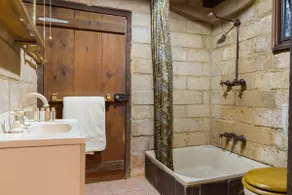 Self-contained Mud Brick Cottage in the bush - Image 3