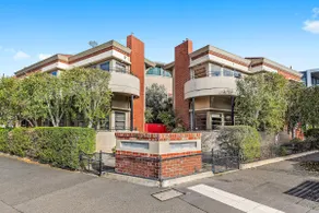 Open plan Art Deco apartment, bay & city views - Image 2