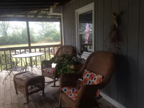 Charming farm cottage near downtown - Image 2