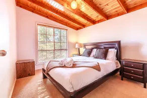 Argyle Cottage Cozy 2BD Fireplace, King Bed & BBQ - Image 3