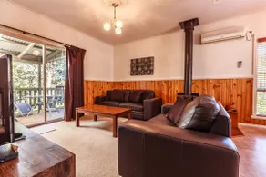 Argyle Cottage Cozy 2BD Fireplace, King Bed & BBQ - Image 2