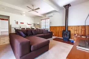 Mistletoe Cottage - Sleeps 6 - King Bed & BBQ - Image 2