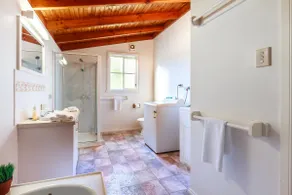 Mistletoe Cottage - Sleeps 6 - King Bed & BBQ - Image 5