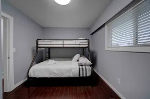 Cheerful 3 bdrm home w/ Parking and large backyard - Image 3