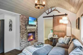 Cozy Escape - tiny cabin w/ fast Wi-Fi & fireplace - Image 3