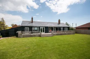 Sandways - Sleeps 8. Just minutes from the beach - Image 3