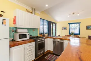 Fremantle South Beach House + Outdoor Studio - Image 4