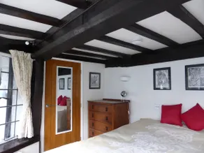Self-contained unit, parking & 3 mins walk to town - Image 2