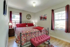 North End Little Red Suite - Cute and Cozy - Image 5