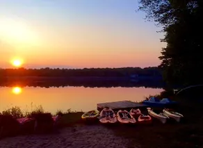 Lebendige, farbenfrohe, Seeufer mit atemberaubenden Sonnenuntergängen und Wasserfahrzeugen voller Spaß! - Image 2