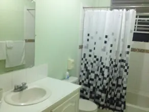 North Grove Convenient Apartment 1 - Image 3
