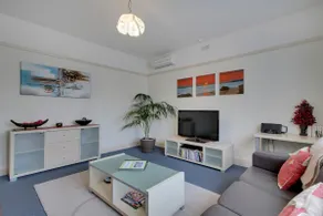 Amy Cottage - 3 bedroom/2 bathroom Centrally located for Shopping & Restaurants - Image 2