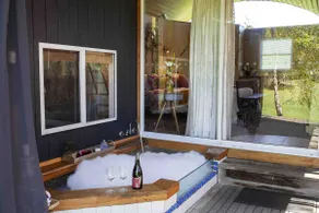 Beautiful romantic spa chalet | near Snow & Bright - Image 4