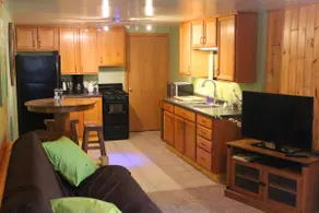 Bel espace de vacances privé. La cabine se sent juste à l'extérieur de la ville! - Image 2