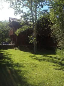 Large beachfront log cabin on Gull Lake, Alberta - Image 2