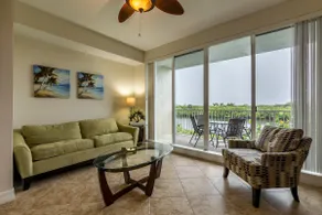 2 minute walk to beach! Amazing views! Sleeps 6! - Image 2