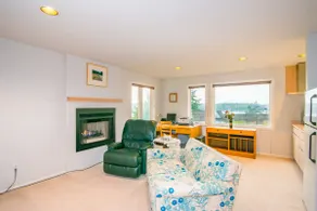 Suite with Mt Rainier and Lake Washington view! - Image 4