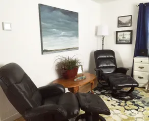 Charming Bungalow in Downtown! - Image 4