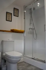 Luxurious, Private Cottage 2 Bedrooms with Hot Tub - Image 5