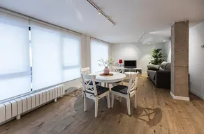 Centrally located and charming, on the riverbank - Image 4