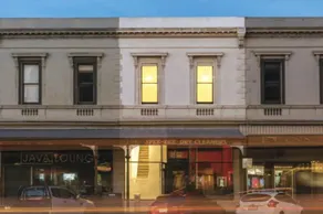 Stylish 3 Bedroom Overlooking CBD King Bed - Image 3