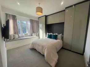 Large 4 bed Lux House - Image 5