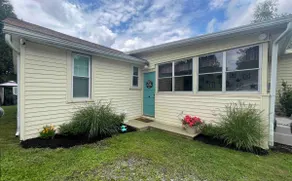 Cozy beachfront 3 bedroom cottage getaway. - Image 2