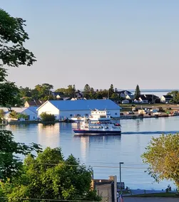 Lakeview Getaway with stunning sunrises - Image 3