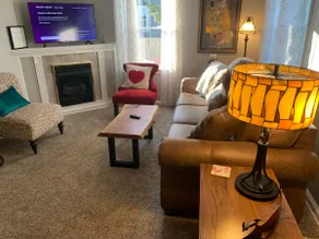 Charming 3-bedroom single home with parking - Image 3