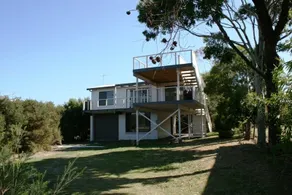 Walk to the beach from this coastal retreat - Image 3