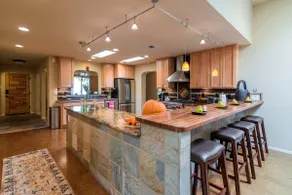 Spacious and luxurious 4BR home! - Image 2