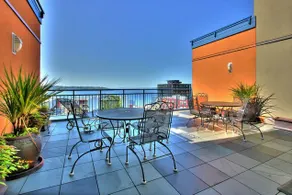 2 BR, Downtown, VUE SUR L'EAU! 98% de score de marche! Pkg-WiFi-Cable GRATUIT! Bain à remous et piscine! - Image 2
