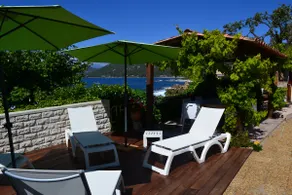 Enebolig med udsigt over havet med udsigt over en lille strand. - Image 2