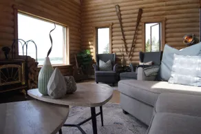 Still Water Shores: Ostrea Oceanside Loghouse - Image 5