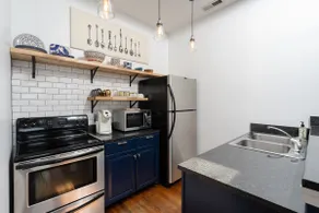Chic Downtown Apt with Rooftop Deck & Parking - Image 4