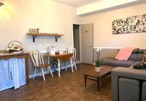 R3 Suites in the Heart of Alton. FrontUnit - Image 3