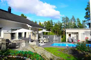 Nice house with swimming pool and yard sauna - Image 2