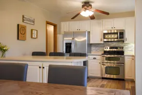 Cozy modern home 5 beds, 3 baths centrally located - Image 2