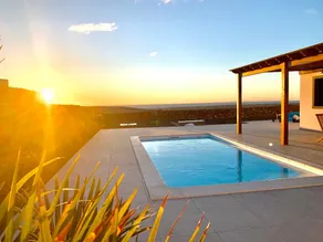 Slap af i en stilfuld villa med opvarmet pool og fantastisk udsigt - Image 2