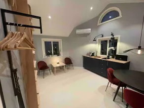 Guest house with private parking and entrance - Image 2