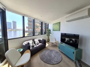 Stylish waterfront apartment - Image 2
