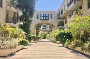 Lavish 2BR David’s Village/Mamilla Apt with bkyd - Image 2