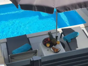 Quiet elegance with private pool - Image 2