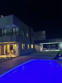 High-end house with 4 air-conditioned en-suites. - Image 3