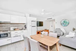 Palm Cove Escape, Pool, Balcony + Ocean Glimpse - Image 5