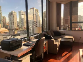 Stylish Downtown Condo + Free Parking - Image 5