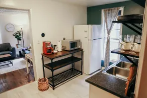 Charming 1-Bed Suite Near Downtown & Medical Mile - Image 4